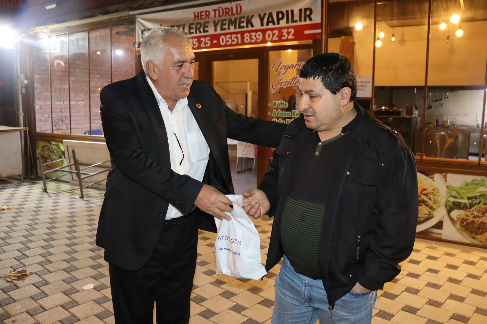 İzmit Belediyesi sabah işçi servislerindeki emekçilere ikramlarına devam ediyor (7)