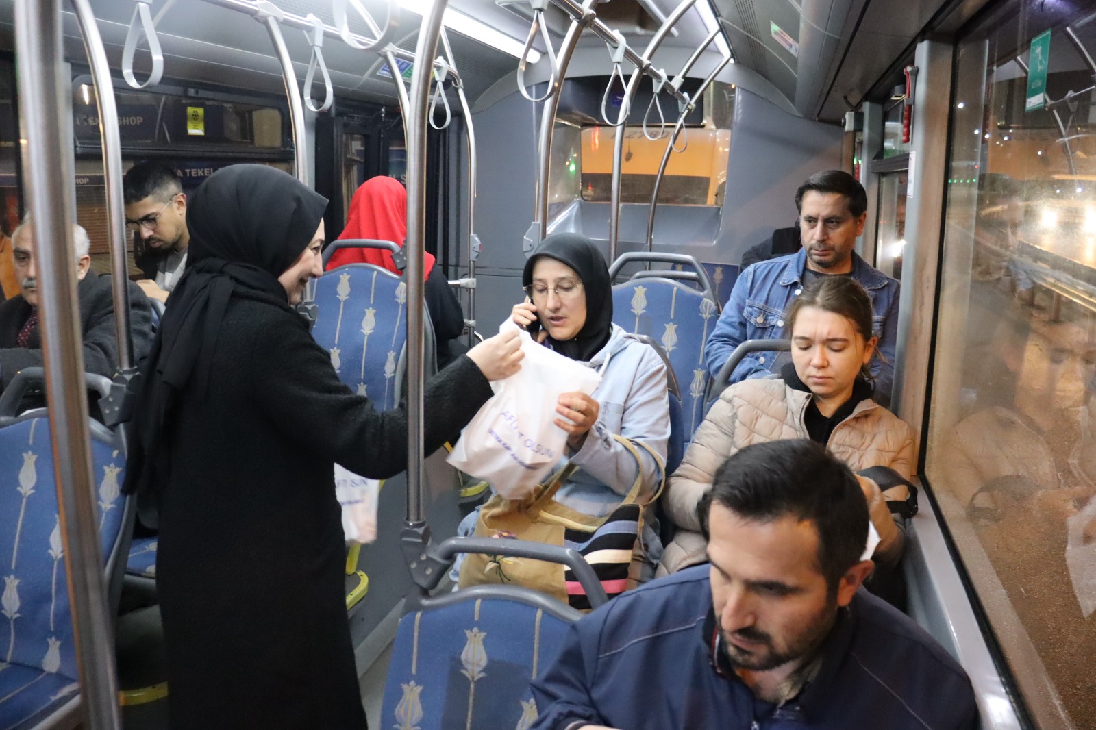İzmit Belediyesi sabah işçi servislerindeki emekçilere ikramlarına devam ediyor (8)
