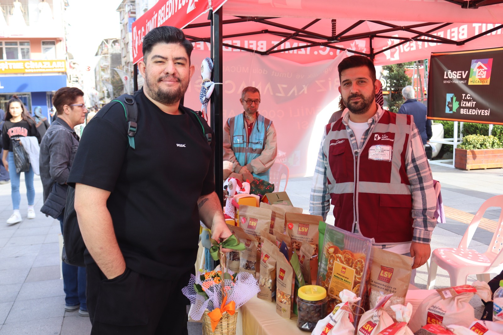 İzmit Belediyesi ve LÖSEV, lösemili çocuklar için bağış standı açtı (2)