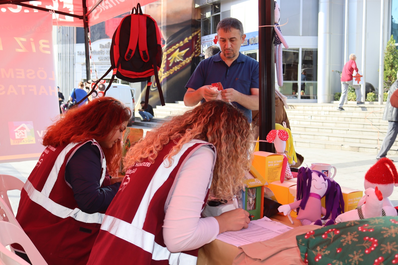 İzmit Belediyesi ve LÖSEV, lösemili çocuklar için bağış standı açtı (6)