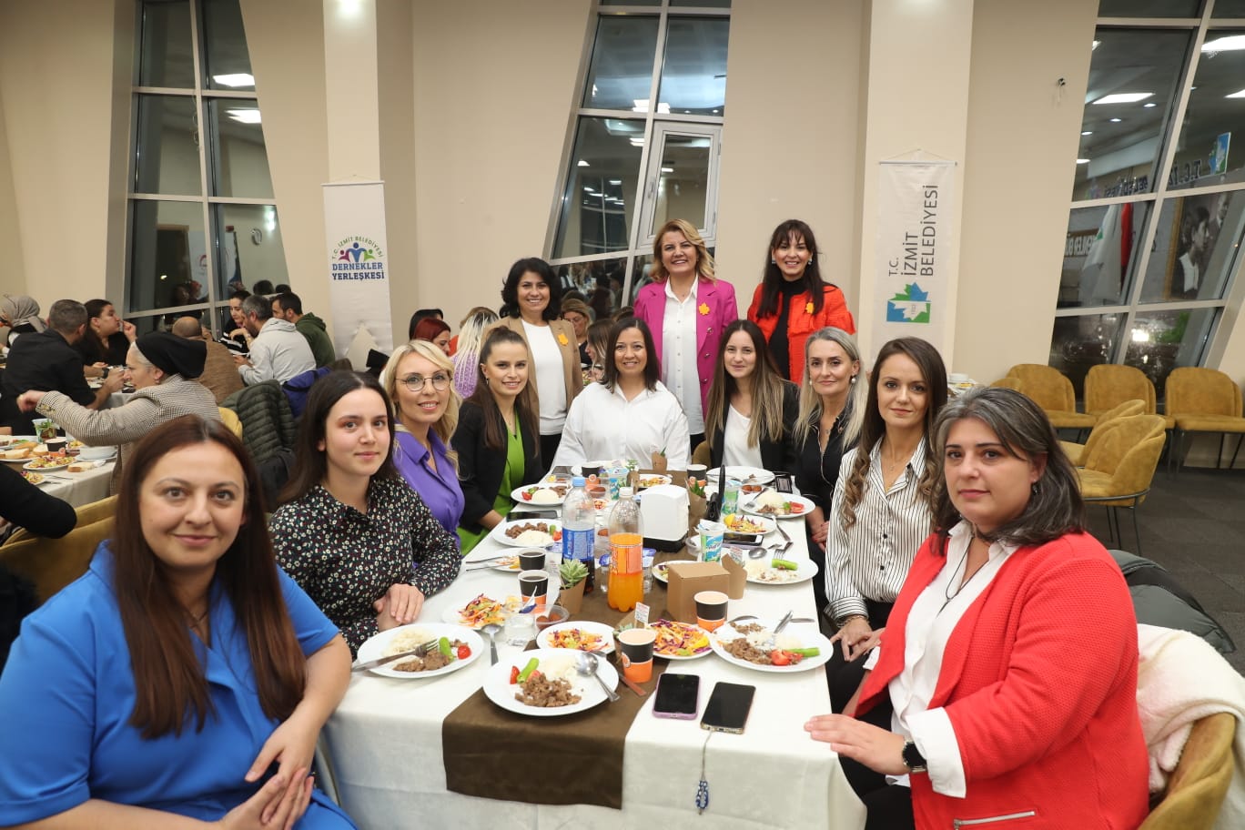 Masalarda hatira fotografi çekildi (4)