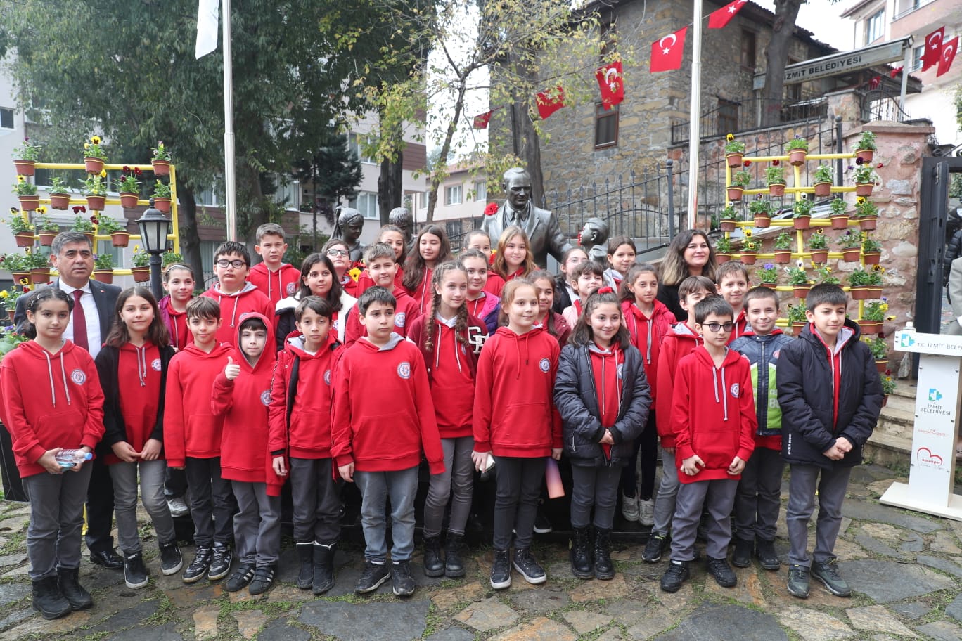 Öğrenciler Atatürk Büstünün önünde hatıra fotoğrafı çekildiler (1)