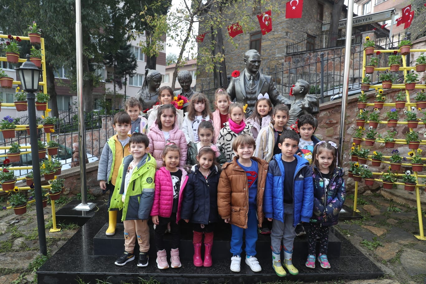 Öğrenciler Atatürk Büstünün önünde hatıra fotoğrafı çekildiler (2)