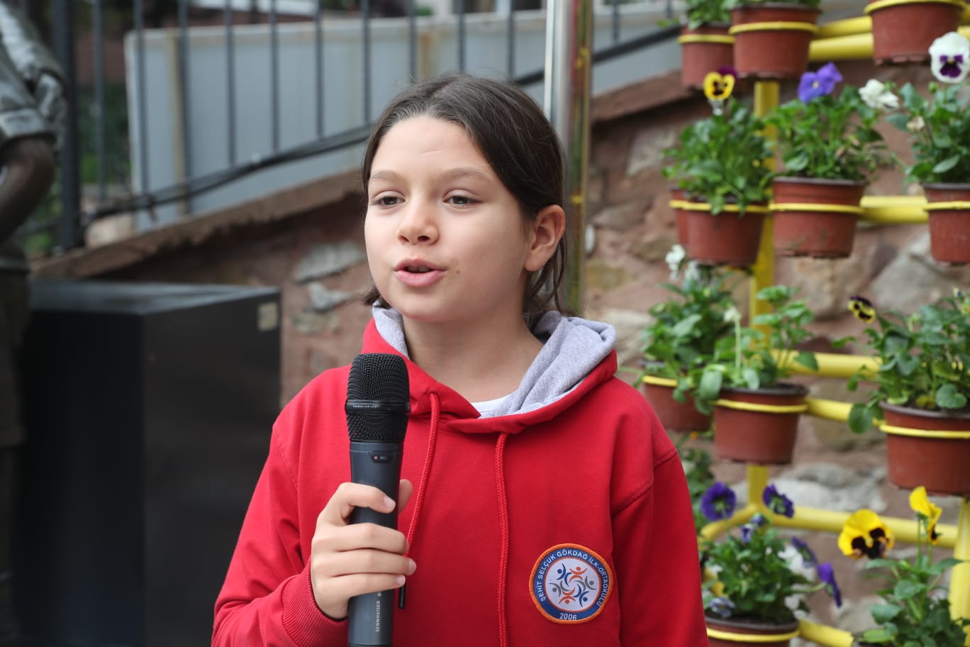 Öğrenciler şiir okurken (1)