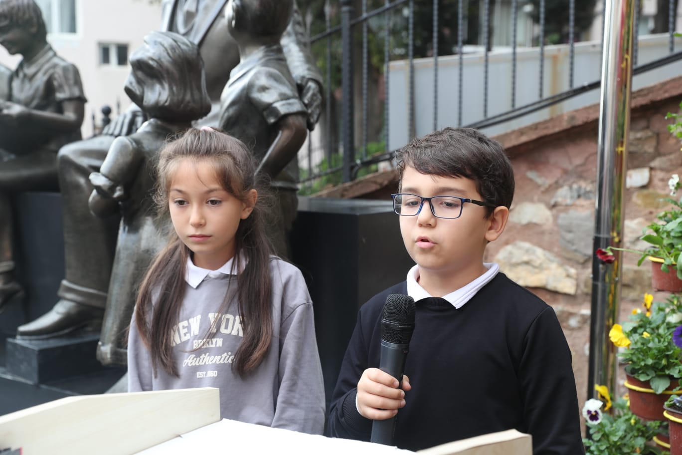 Öğrenciler şiir okurken (3)