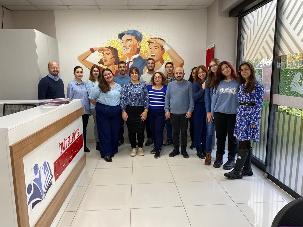 Personel mavi renkli kıyafetler giydi (1)