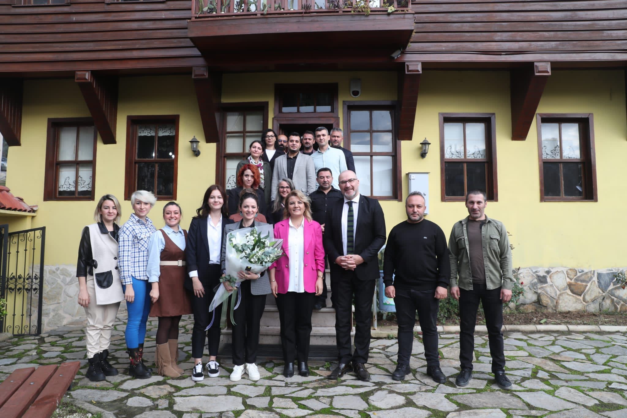 Personelle hatıra fotoğrafı