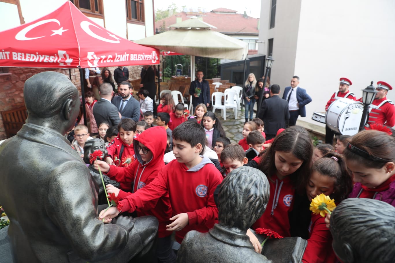 Programda Atatürk Büstüne çiçek bırakıldı (1)