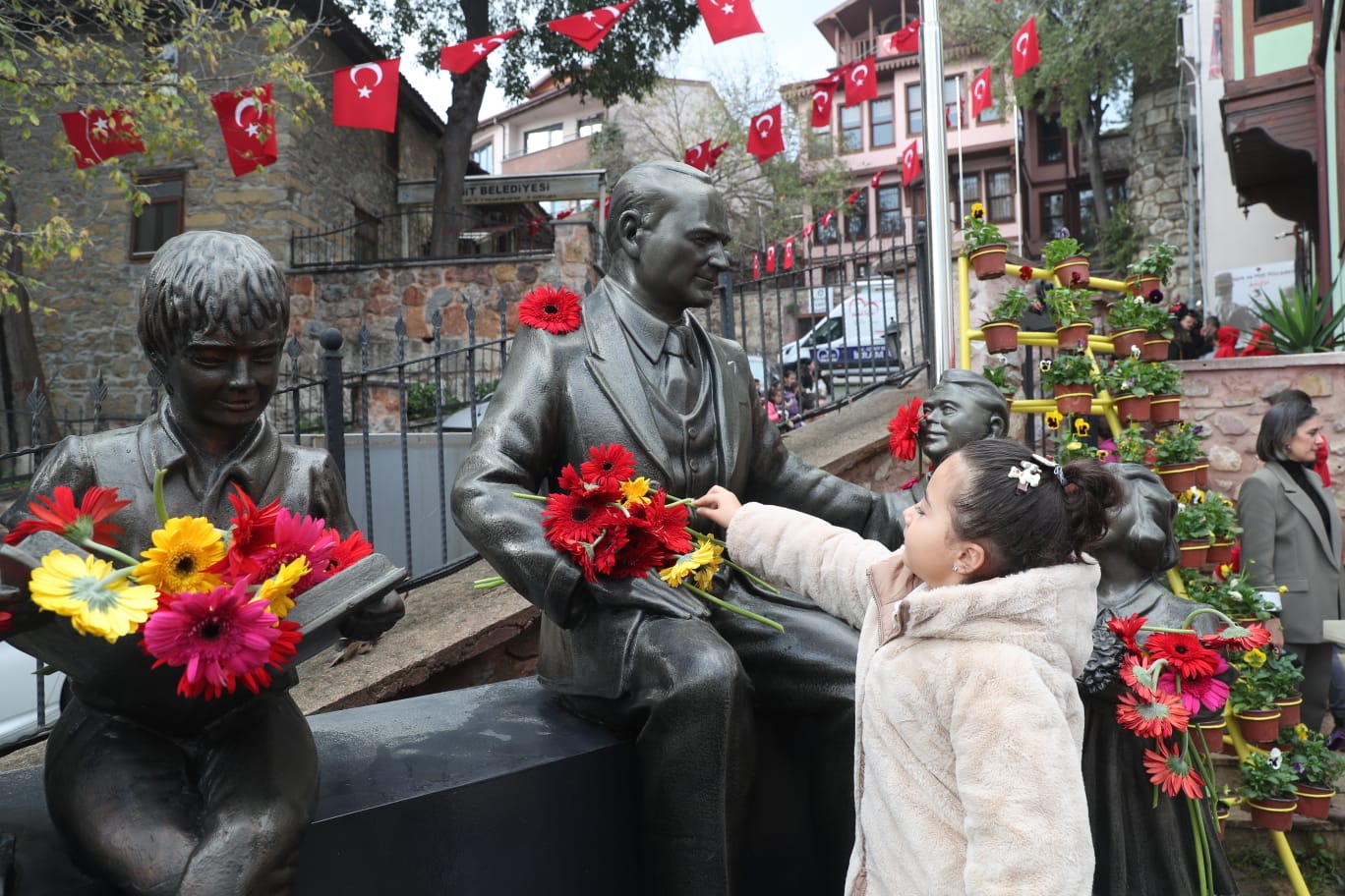 Programda Atatürk Büstüne çiçek bırakıldı (2)