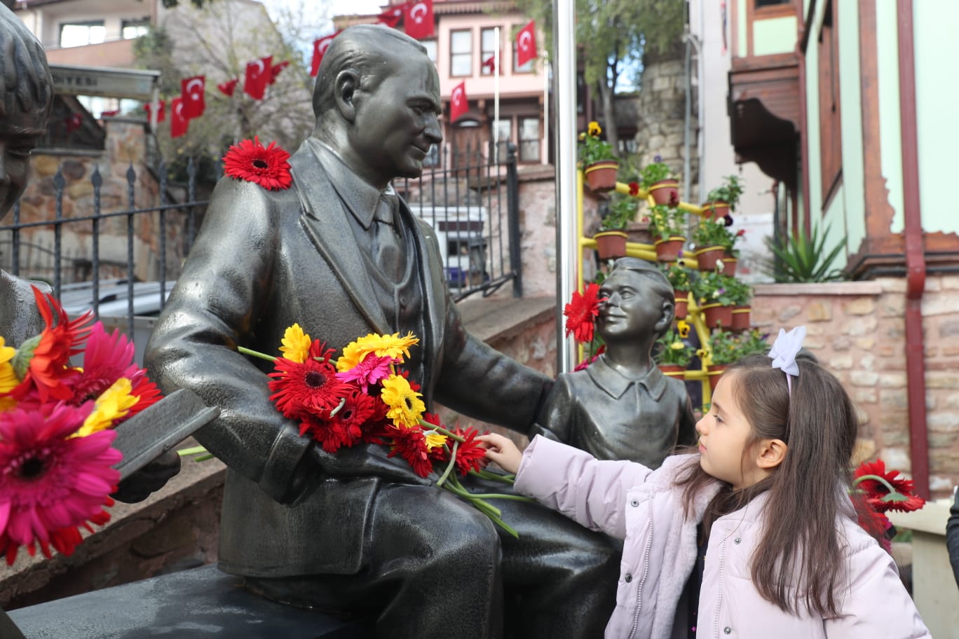 Programda Atatürk Büstüne çiçek bırakıldı (3)