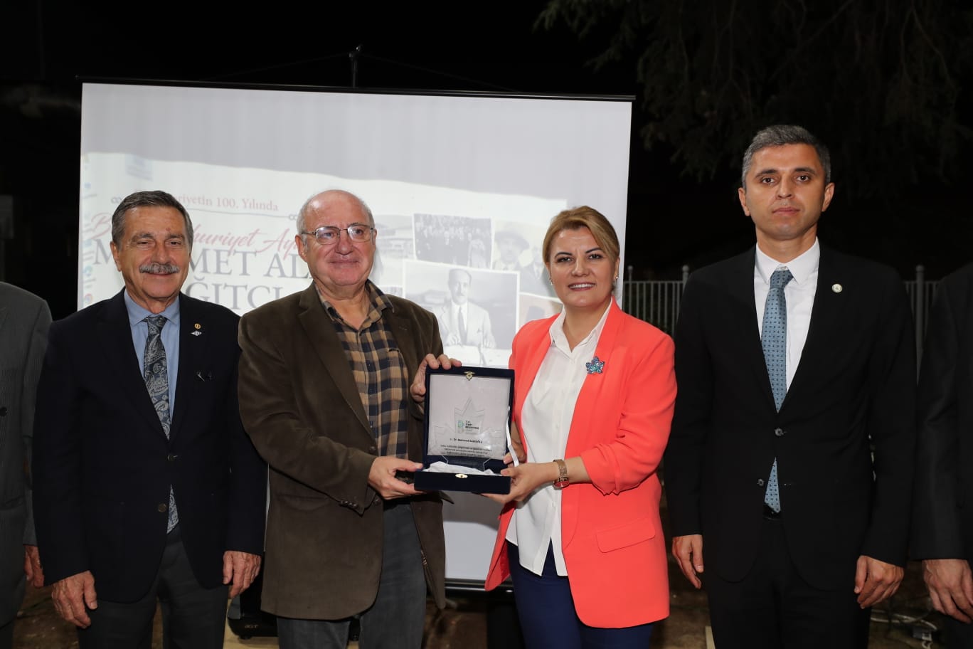 Sarıoğlu'na plaket takdimi