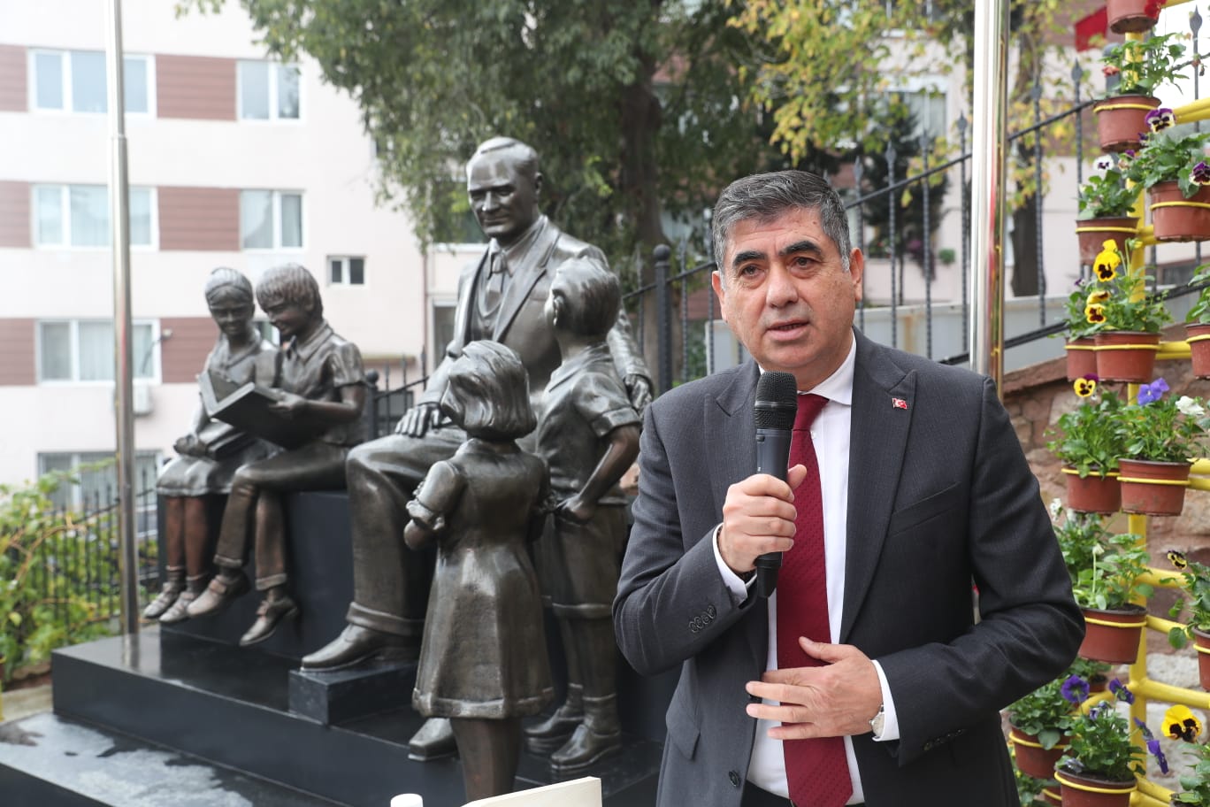 Şehit Selçuk Gökdağ Ortaokulu Müdürü Mete Domaç
