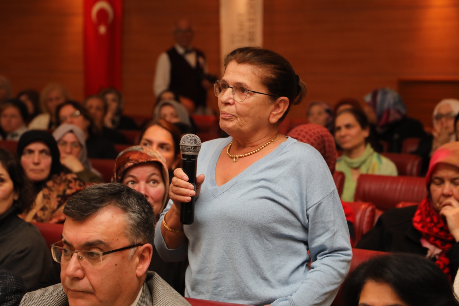 Soru cevap kısmında vatandaşlar sorularını sorarken (1)