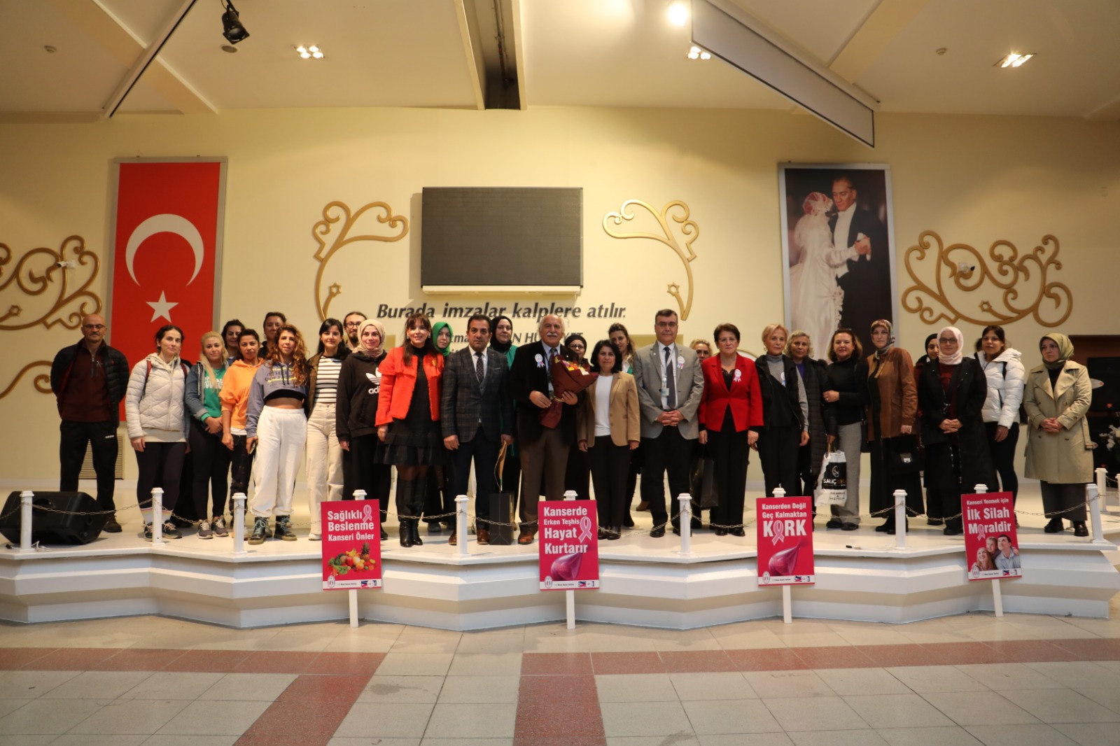 etkinlik sonunda hatıra fotoğrafı çekildi (1)