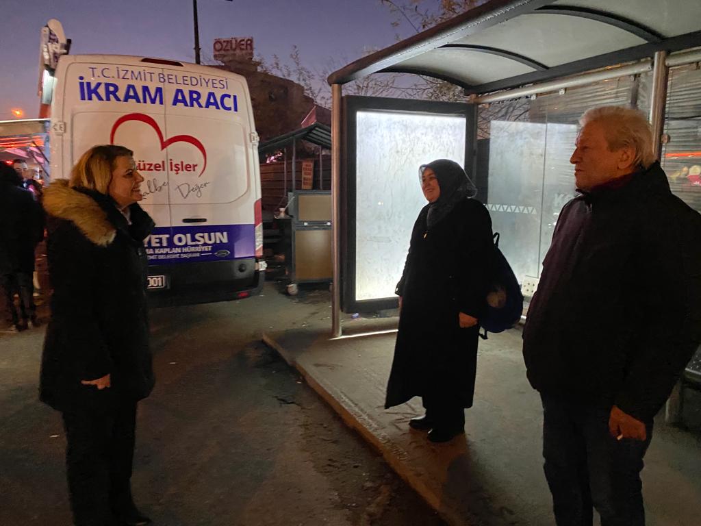Başkan Hürriyet Kandıra sapağında servis bekleyen emekçilerle buluştu (7)