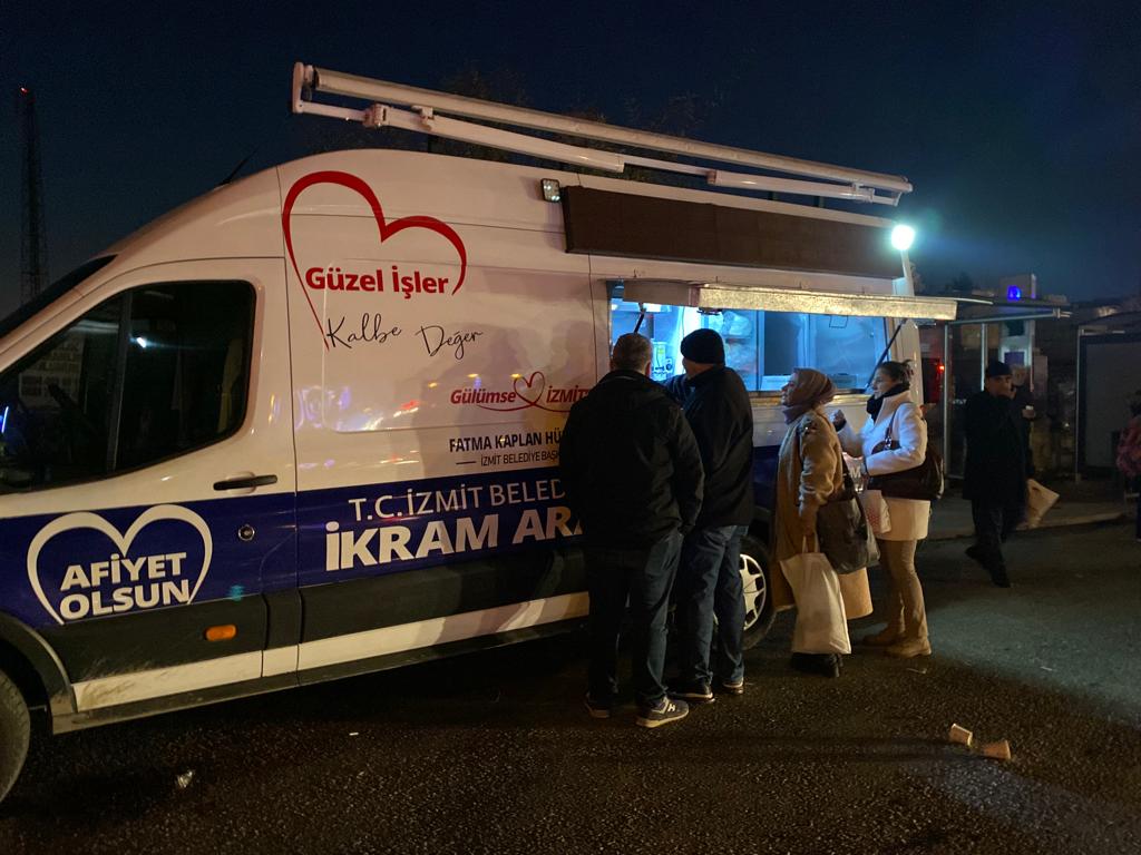 Başkan Hürriyet Kandıra sapağında servis bekleyen emekçilerle buluştu (9)