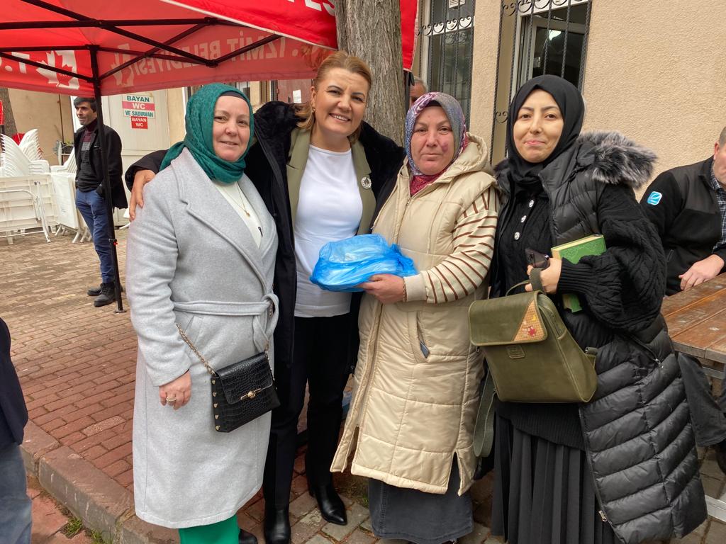 Başkan Hürriyet, Rahmet Camii cemaatiyle bir araya geldi (6)