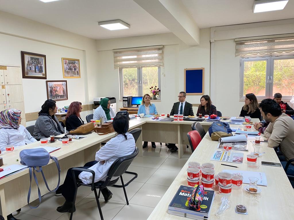 Baskan Hürriyet, okul ziyaretleri ile ögretmenlerle bir araya geldi (9)