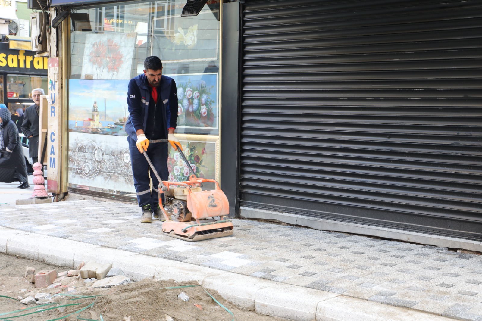 Başlayalı 1 gün oldu ama Akça Camii Caddesi’nde çalışmalar çok hızlı ilerliyor (1)