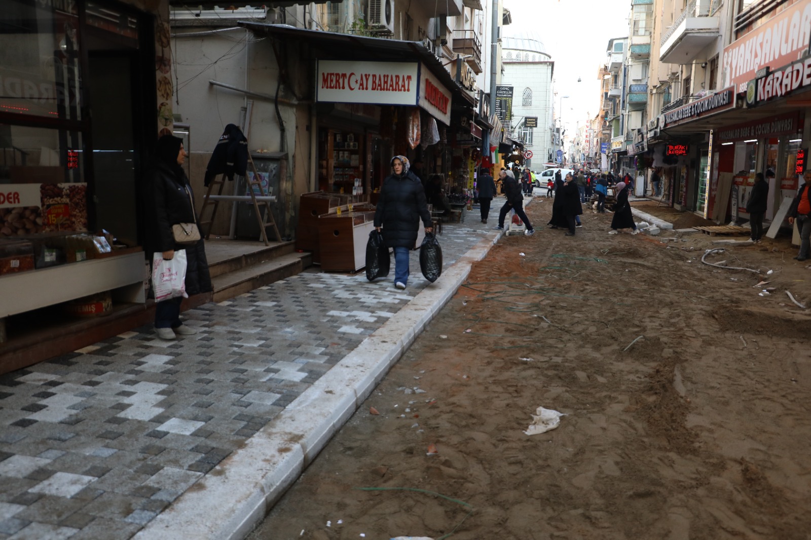 Başlayalı 1 gün oldu ama Akça Camii Caddesi’nde çalışmalar çok hızlı ilerliyor (2)