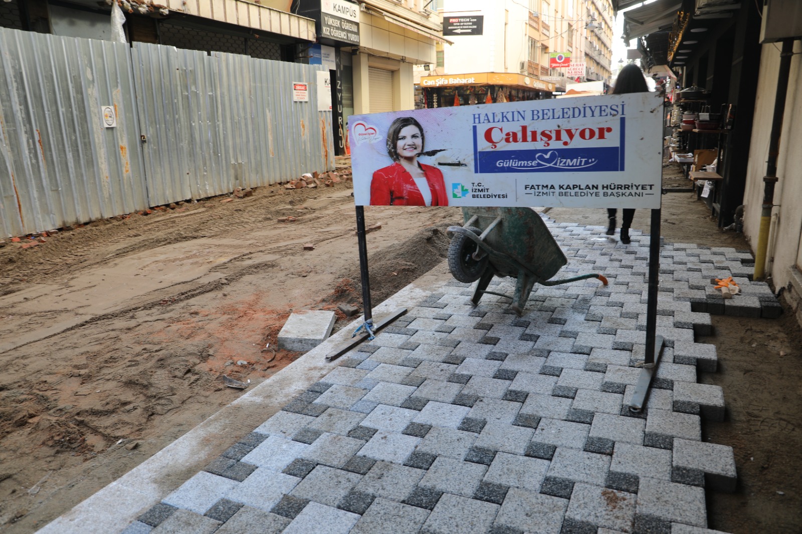 Başlayalı 1 gün oldu ama Akça Camii Caddesi’nde çalışmalar çok hızlı ilerliyor (5)