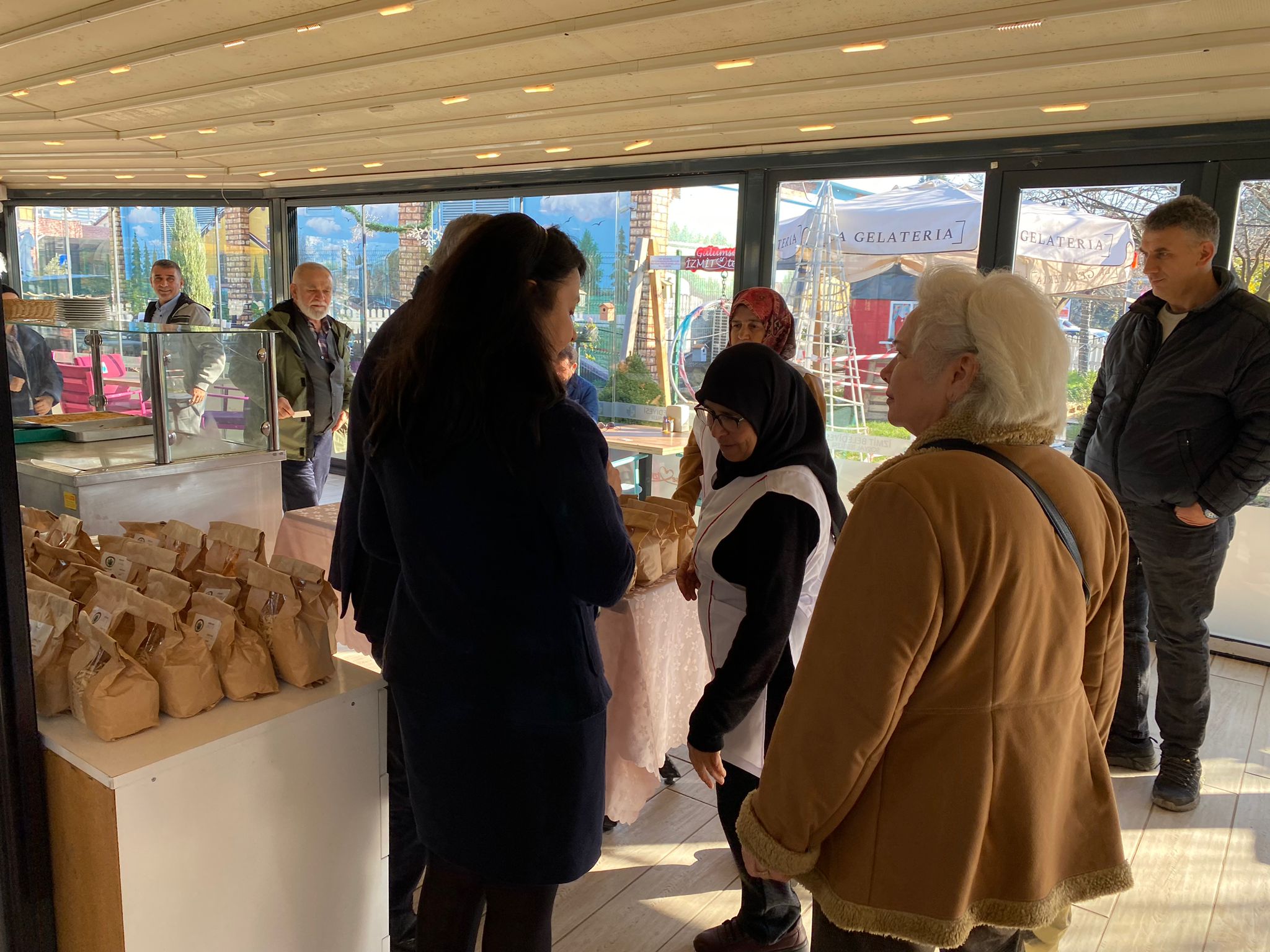 Gülümse Kafe emekçi kadınları desteklemeye devam ediyor (1)