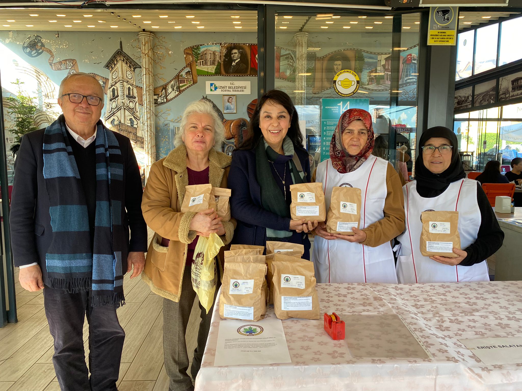 Gülümse Kafe emekçi kadınları desteklemeye devam ediyor (6)
