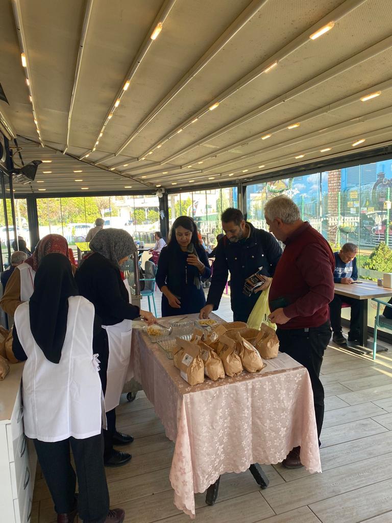 Gülümse Kafe emekçi kadınları desteklemeye devam ediyor (7)