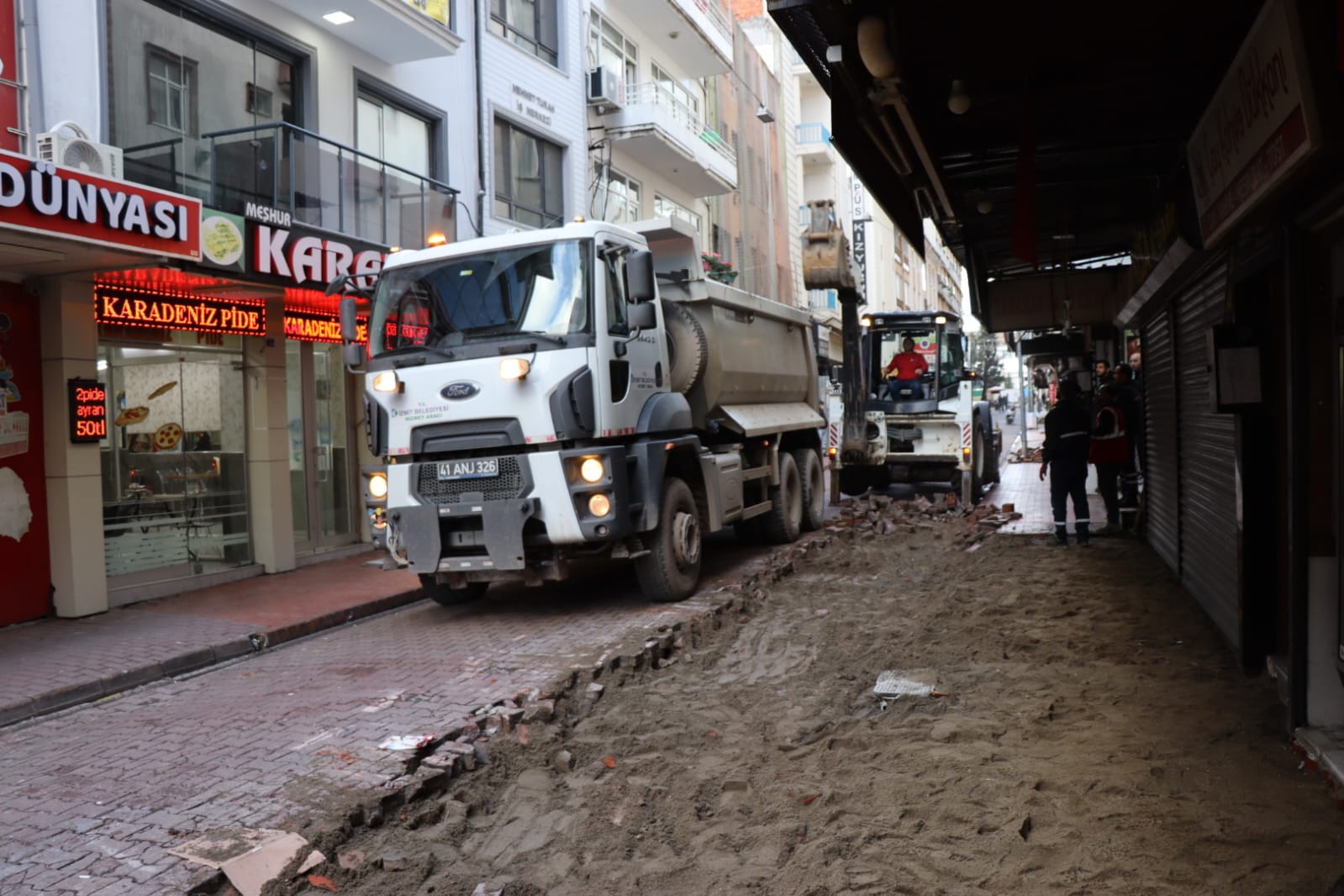 Izmit Belediyesi Akça Camii Caddesini öz kaynaklariyla yeniliyor (1)