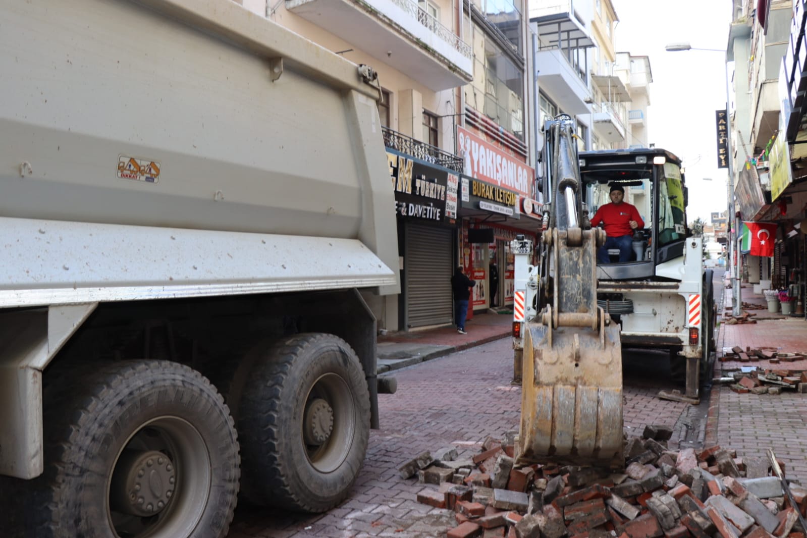 Izmit Belediyesi Akça Camii Caddesini öz kaynaklariyla yeniliyor (10)