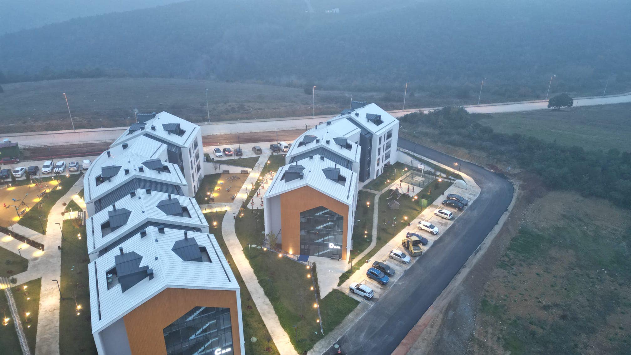 İzmit Belediyesi, KİPTAŞ Çınar Evlerinin çevresini asfalta kavuşturdu (1)