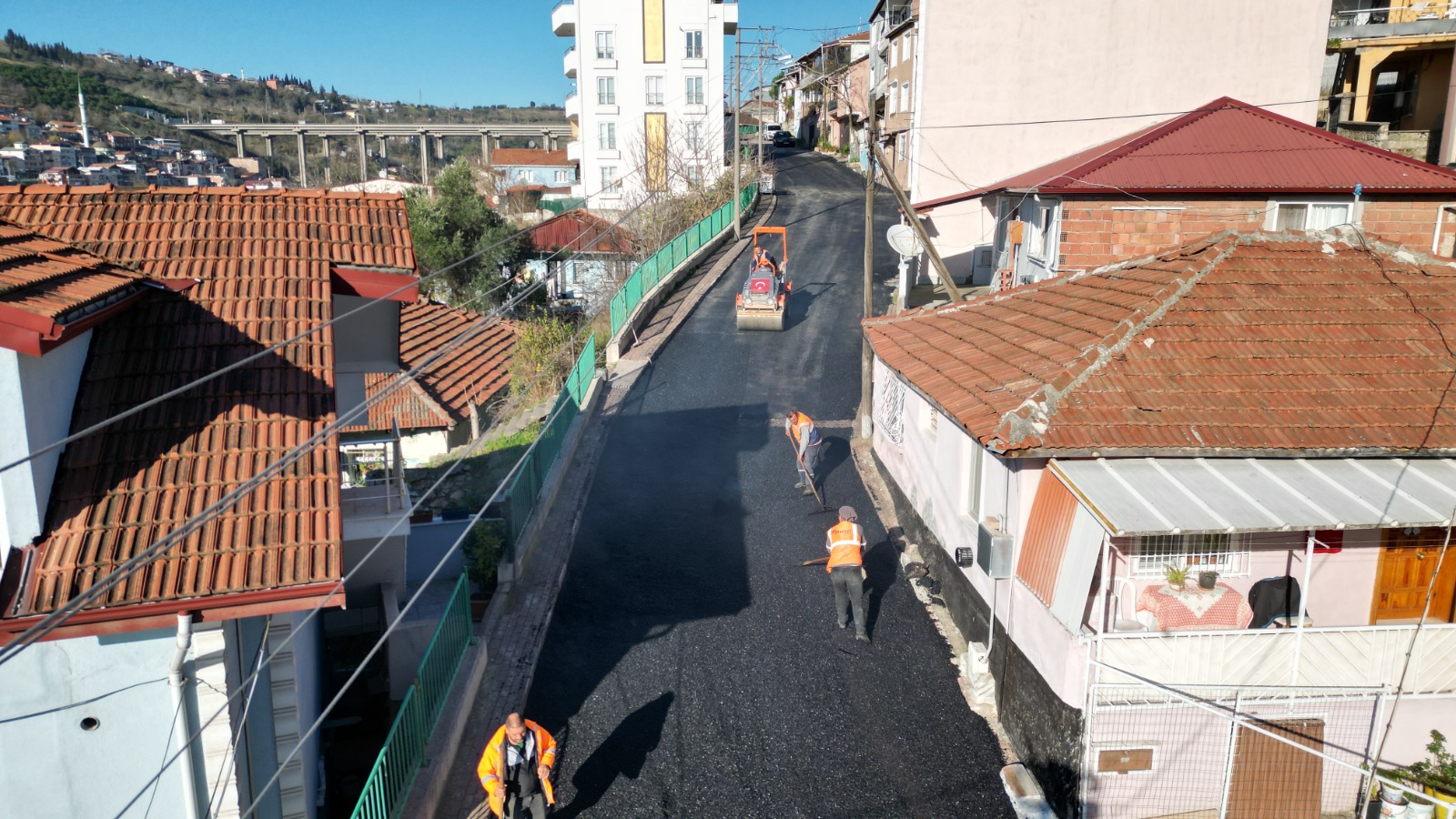 İzmit Belediyesi Yenidoğan’da bir sokağa daha asfalt konforu sundu (3)