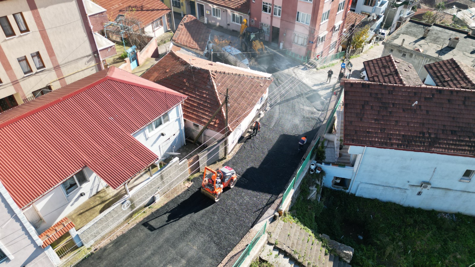 İzmit Belediyesi Yenidoğan’da bir sokağa daha asfalt konforu sundu (6)