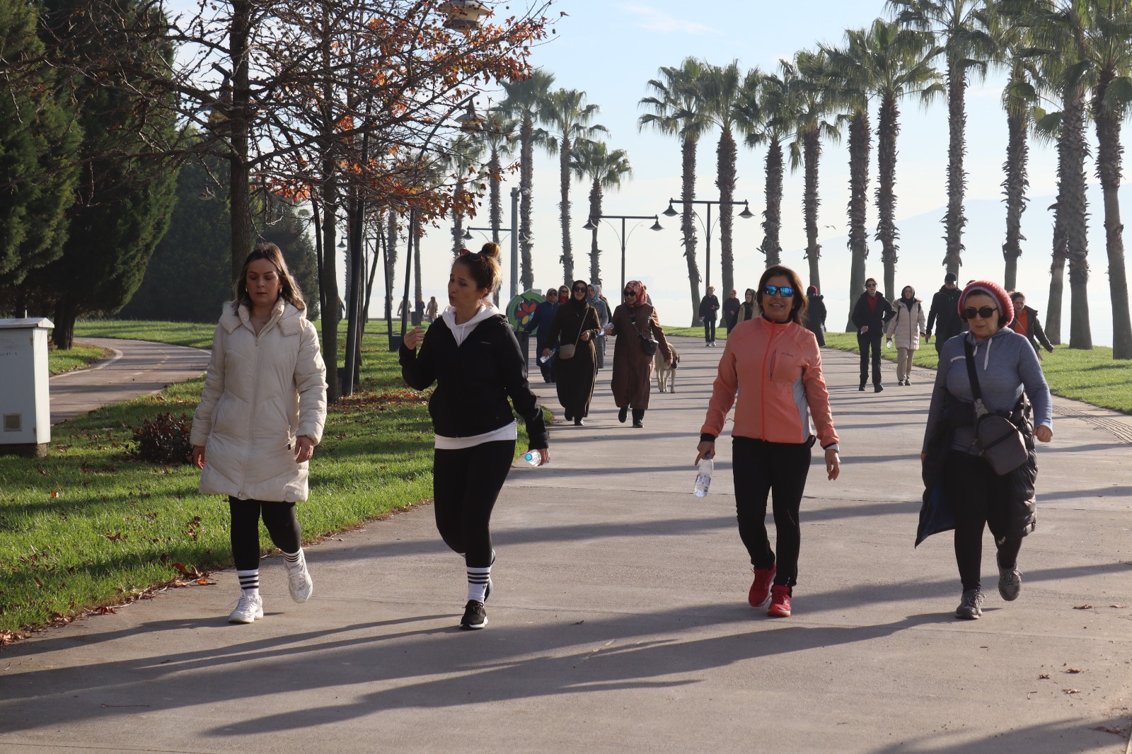 İzmit Belediyesi öncülüğünde yılın son Sağlıklı Yaşam Yürüyüşü gerçekleşti (11)