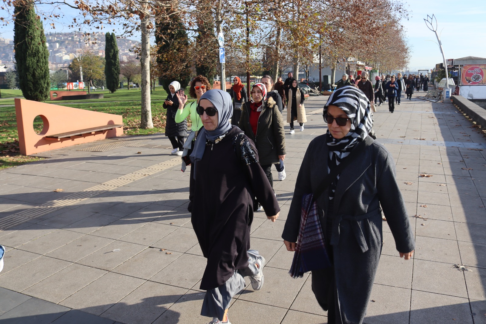 İzmit Belediyesi öncülüğünde yılın son Sağlıklı Yaşam Yürüyüşü gerçekleşti (2)