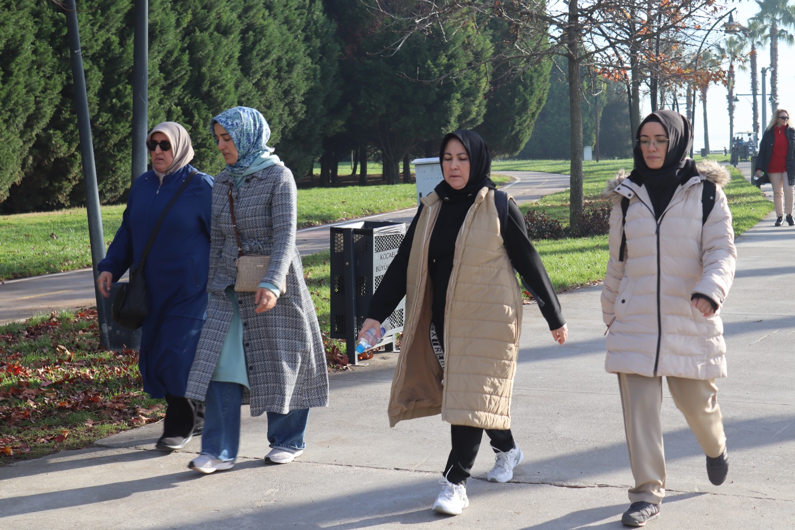 İzmit Belediyesi öncülüğünde yılın son Sağlıklı Yaşam Yürüyüşü gerçekleşti (3)