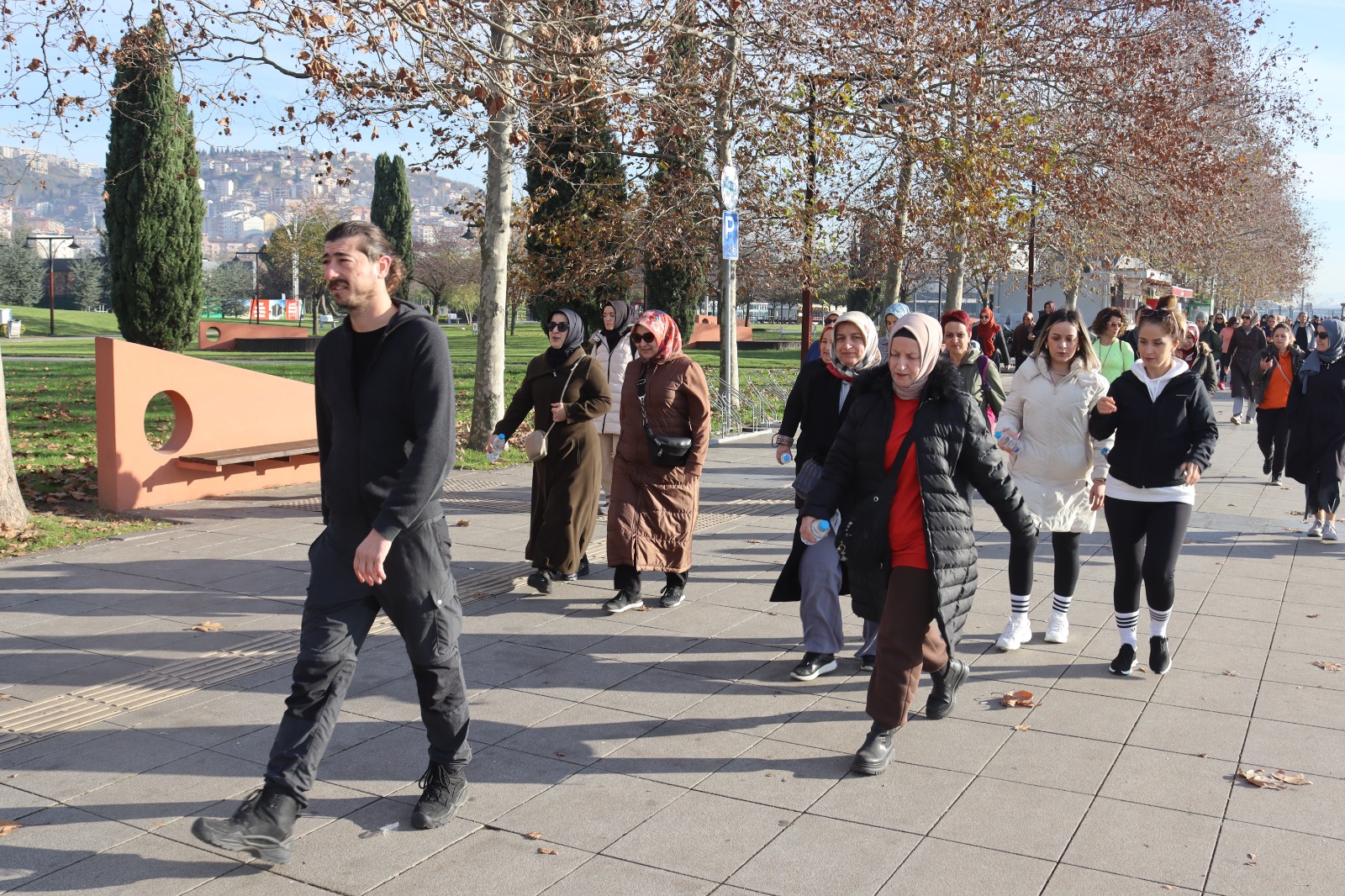 İzmit Belediyesi öncülüğünde yılın son Sağlıklı Yaşam Yürüyüşü gerçekleşti (6)
