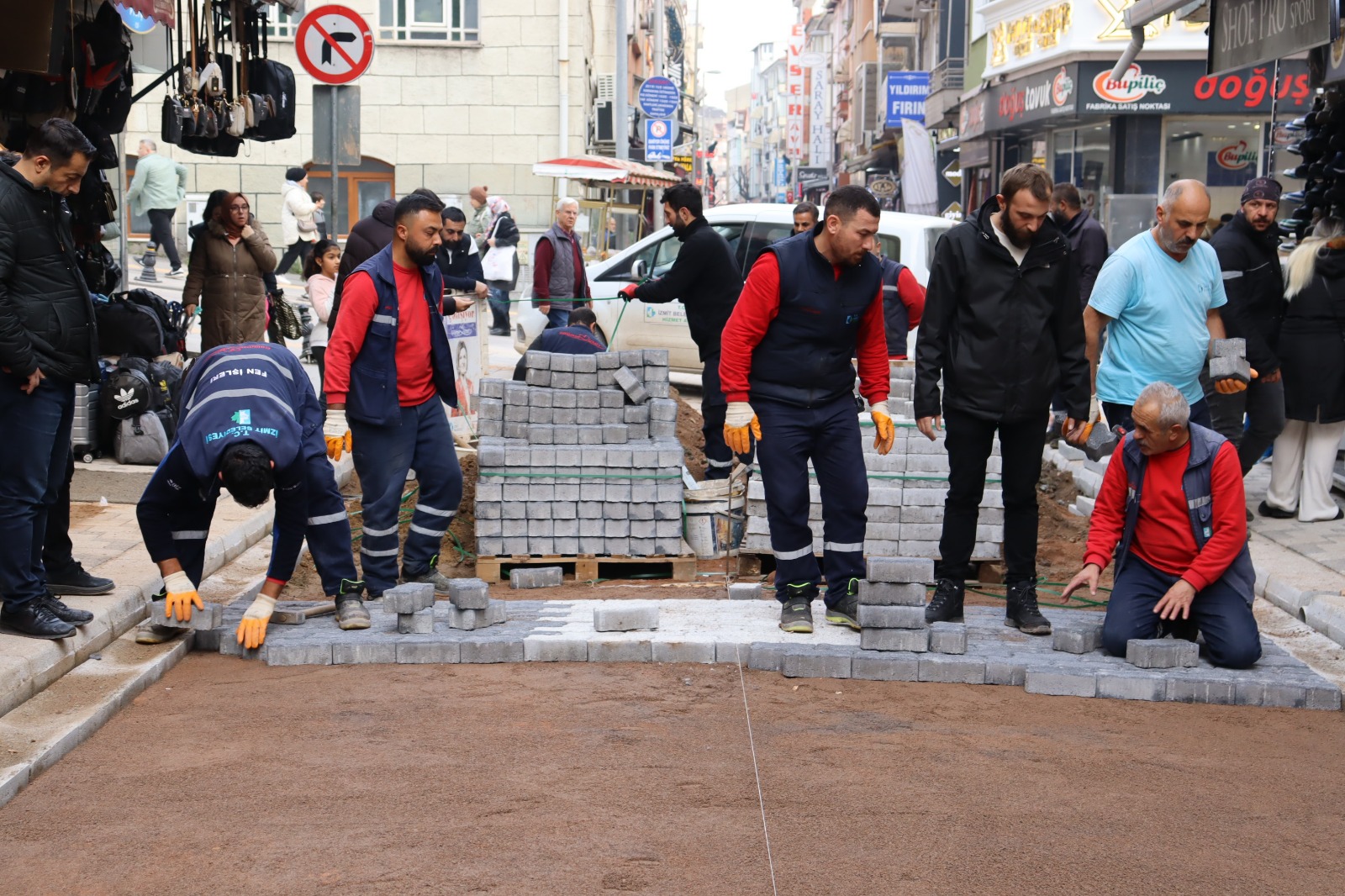 İzmit Belediyesi yöneticileri Akça Camii Caddesindeki çalışmaları inceledi (3)