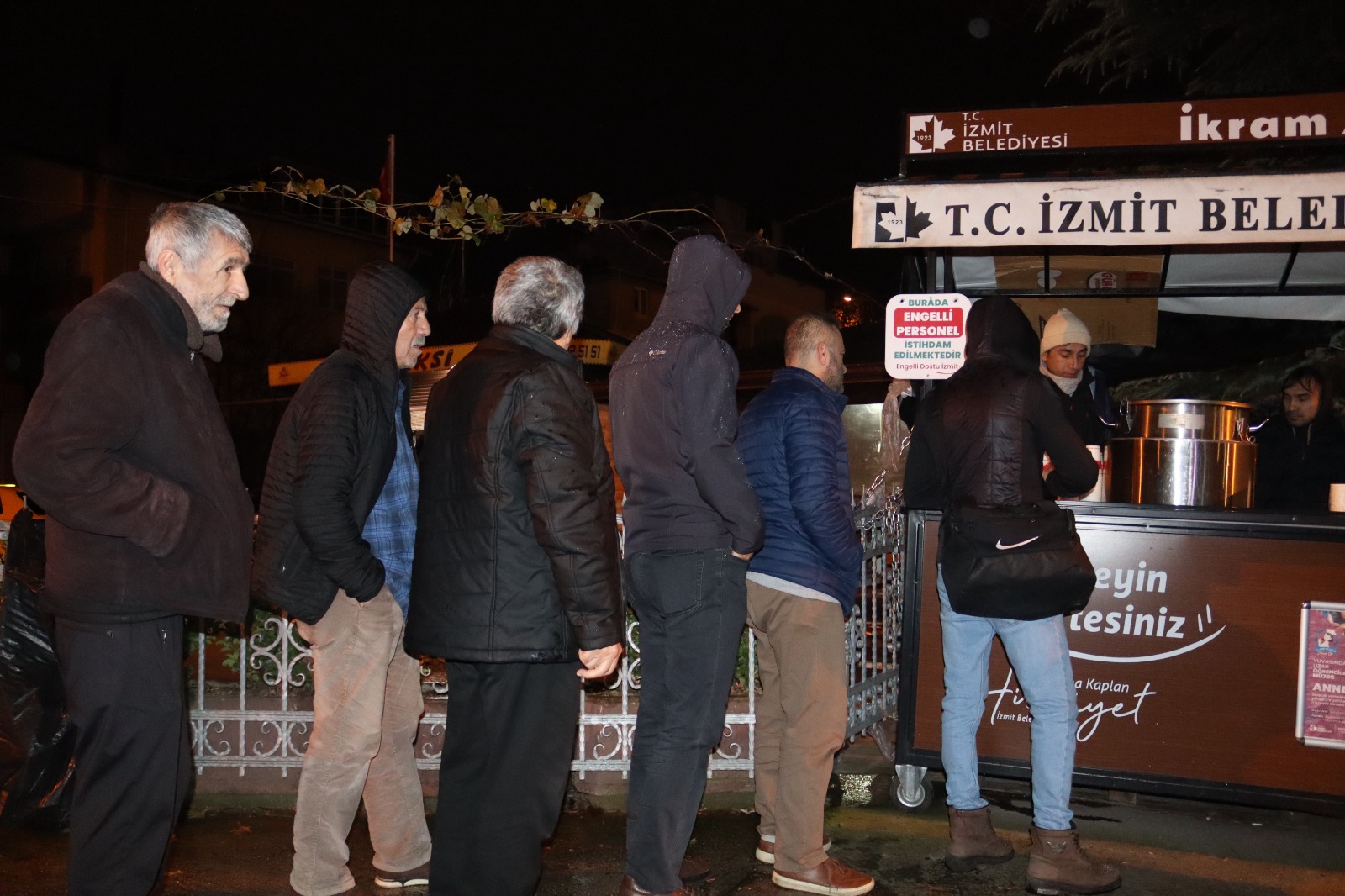 İzmit Belediyesinin sıcak çorba hizmeti vatandaşların içini ısıtıyor (2)