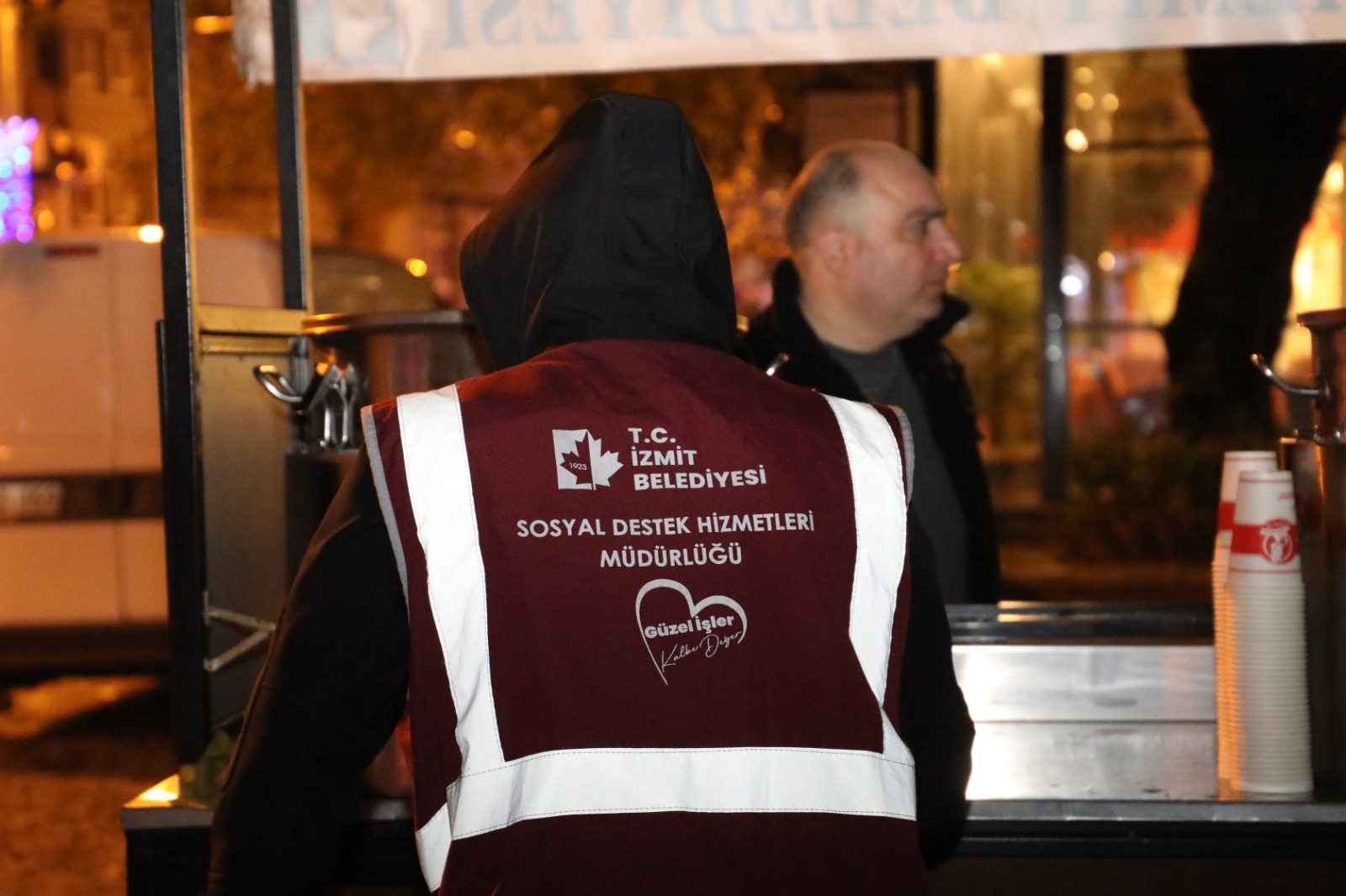 İzmit Belediyesinin sıcak çorba hizmeti vatandaşların içini ısıtıyor (3)