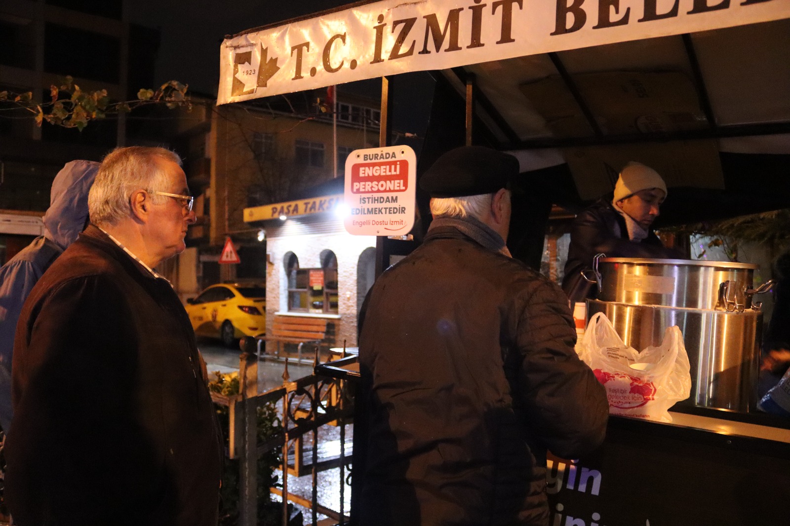 İzmit Belediyesinin sıcak çorba hizmeti vatandaşların içini ısıtıyor (5)