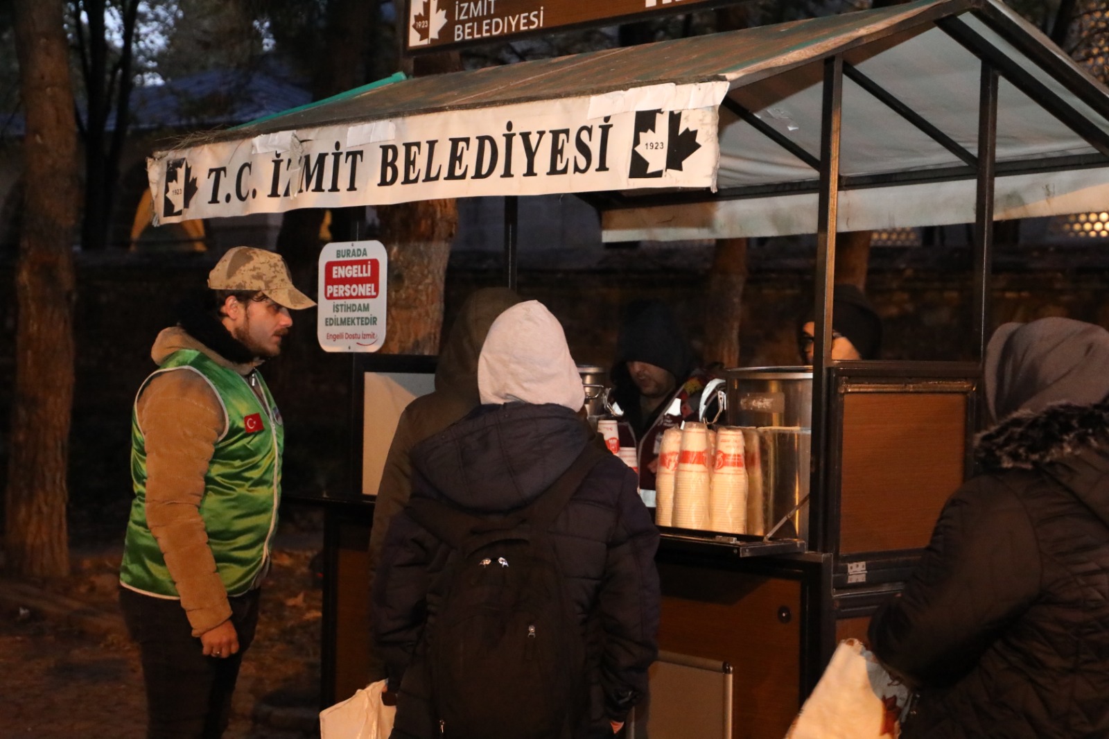 İzmit Belediyesinin sıcak çorba hizmeti vatandaşların içini ısıtıyor (8)