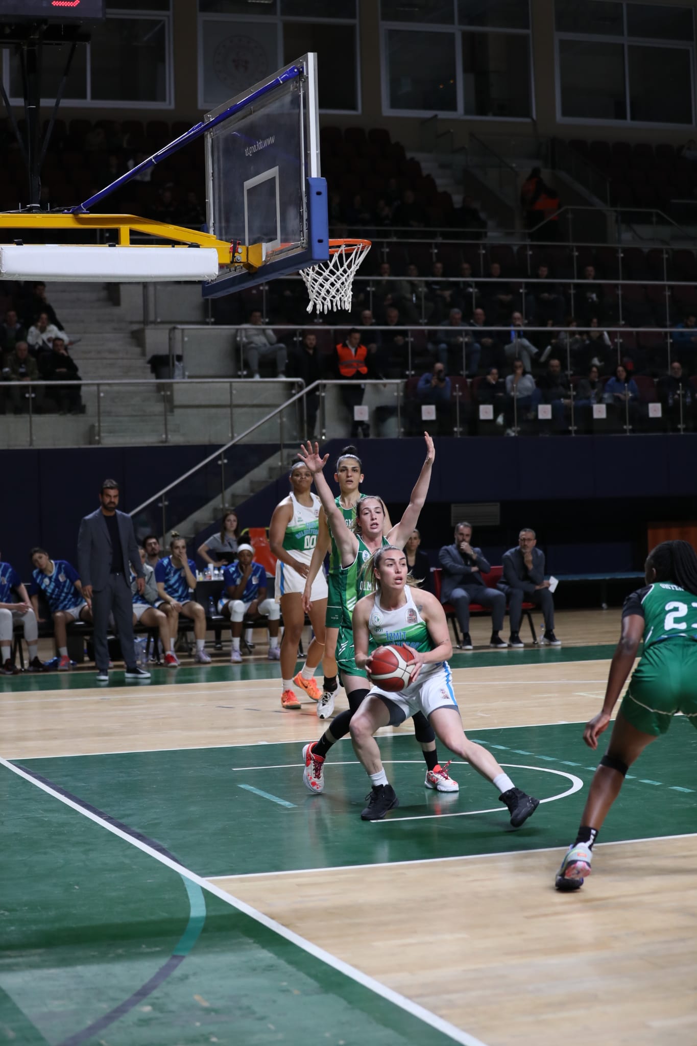 İzmit’in Perileri, nefes kesen maçta Ormanspor’u 69-65 mağlup etti (10)