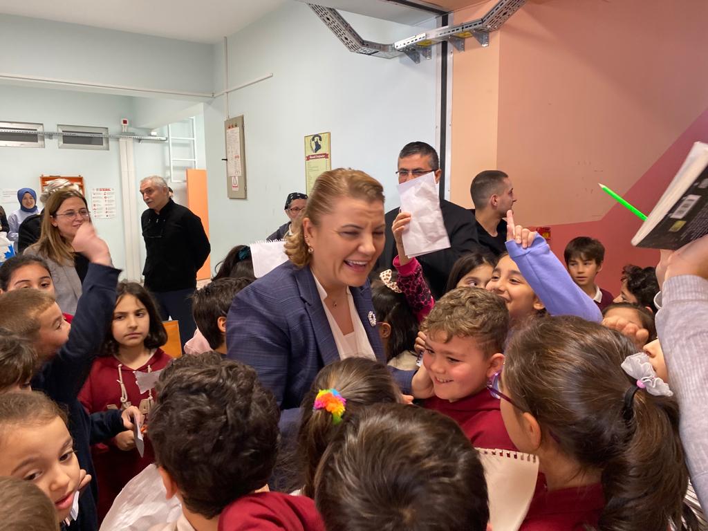 İzmitli öğrencilerden Başkan Hürriyet’e sevgi seli (2)