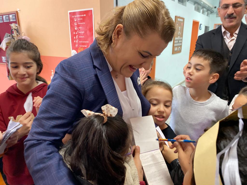 İzmitli öğrencilerden Başkan Hürriyet’e sevgi seli (5)