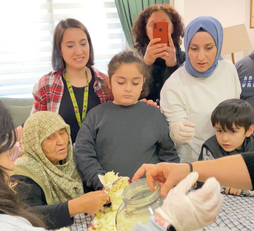 Izmitliler 7'den 70'e Kusaklararasi Yasam Merkezi'nde bir araya geliyor (2)