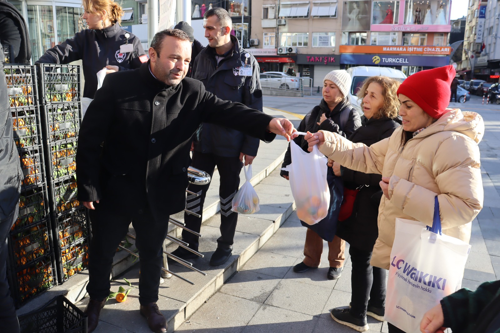 Mersin Mezitli Belediyesinin gönderdiği meyveler İzmit halkına dağıtıldı (1)