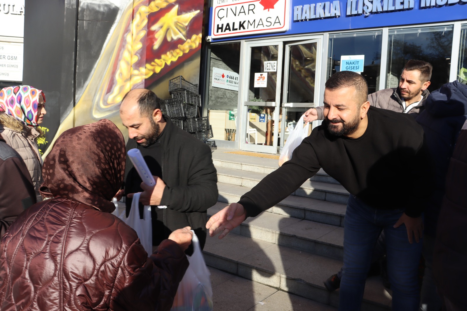 Mersin Mezitli Belediyesinin gönderdiği meyveler İzmit halkına dağıtıldı (10)