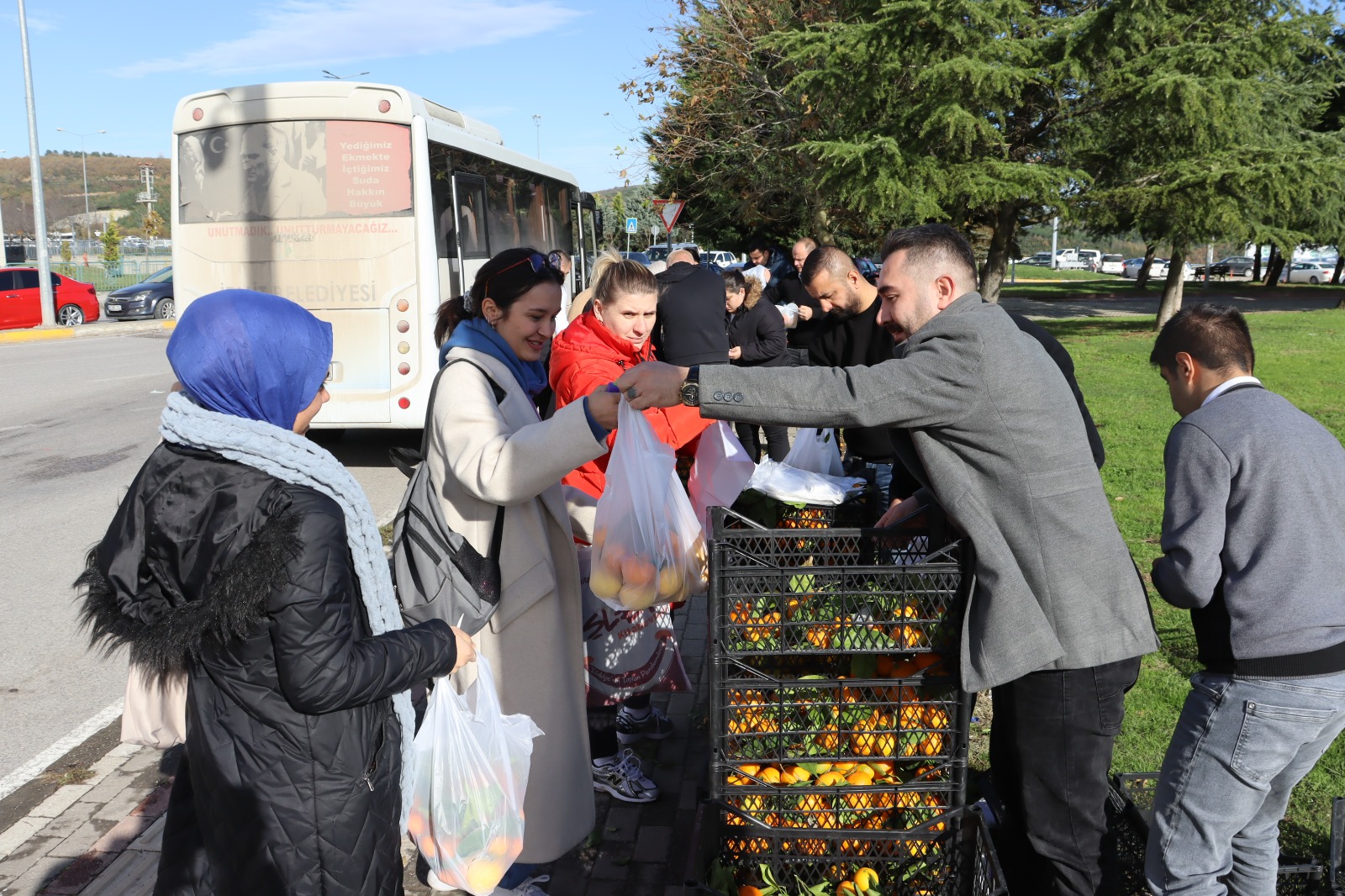 Mersin Mezitli Belediyesinin gönderdiği meyveler İzmit halkına dağıtıldı (3)