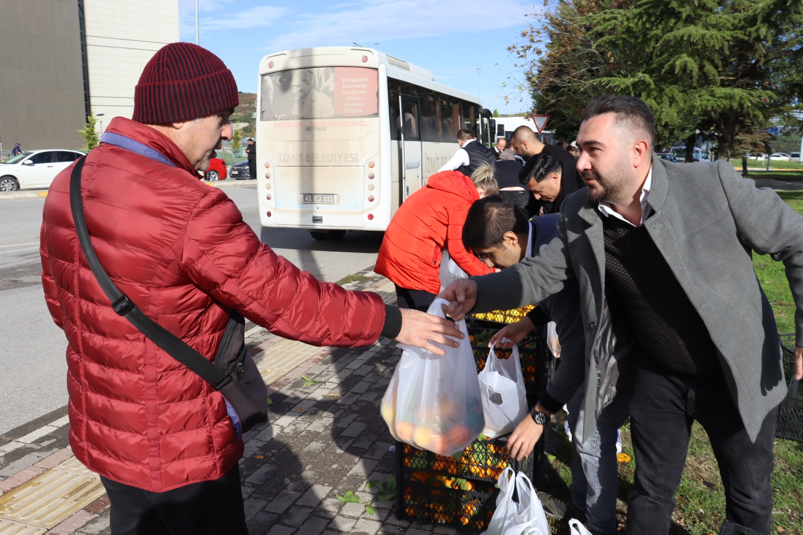 Mersin Mezitli Belediyesinin gönderdiği meyveler İzmit halkına dağıtıldı (4)